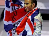 Lewis Hamilton celebra su título mundial.