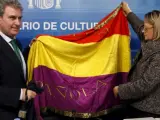 El ministro de Cultura, César Antonio Molina, sostiene junto a Lidia Gregory la bandera de la II República de Azaña (EFE).