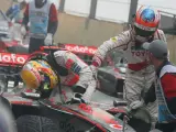El piloto alemán Timo Glock (d) de Toyota felicita a Lewis Hamilton de McLaren (Efe).