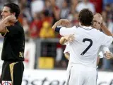 Raúl y Robben se abrazan tras un gol del capitán del Real Madrid.