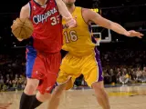 El jugador de los Lakers de Los Angeles Pau Gasol (d) lucha la pelota con el jugador de los Clippers Chris Kaman (i) (EFE).