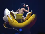 Katy Perry desciende al escenario en un gran plátano.