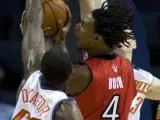 Chris Bosh, de los Toronto Raptors, defendido por Emeka Okafor, de los Charlotte Bobcats.