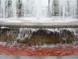 Fuente de Santo Domingo en León teñida de rojo.