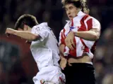 El delantero del Athletic de Bilbao, Fernando Llorente (d), pelea un balón con el defensa César Azpilicueta, de Osasuna. (EFE)