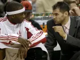 O'Neal y Calderón charlan en el banquillo de los Raptors. (EFE)
