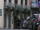 Varios gendarmes custodian la entrada del piso en el que vivía 'Txeroki' (AGENCIAS).