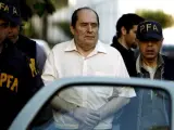 Miembros de la Policía Federal Argentina trasladan a José Emilio Rodríguez Menéndez, tras ser detenido (EFE).