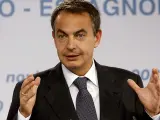 José Luis Roríguez Zapatero, durante la rueda de prensa que ofeció en Moncloa junto al primer ministro de Túnez. (Sergio Barrenechea / EFE).
