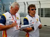 Fernando Alonso, junto a un técnico de Renault en Valencia.