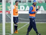 El defensa Materazzi (i) y el portero Buffon, durante un entrenamiento con la selección de Italia. (Reuters)