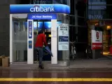 Un hombre entra a un cajero de Citibank en Tokio. (REUTERS/Toru Hanai)
