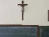 Monseñor Carlos Amigo y María Dolores de Cospedal se han pronunciado sobre la polémica de los crucifijos en las escuelas. (AGENCIAS).