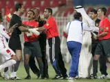 Khaled Al-Fadhli, portero del Al Kuwait (2º i) intenta agredir al árbitro del encuentro, Hamid Arab (d). (REUTERS)