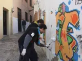 Limpieza de pintadas en el Albaicín, Granada.
