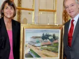 La ministra de cultura francesa y un alto cargo británico, junto al cuadro de Matisse devuelto a sus dueños (EFE).