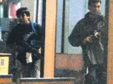 Dos de los terroristas que tomaron los hoteles de Bombay, con fusiles de asalto, en una foto de Flickr  (Dotcompals)