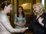 Madonna saluda a Betancourt en presencia de la presidenta de Argentina.