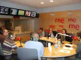 Pedja Mijatovic, durante el programa Radiogaceta de los deportes (de frente, el tercero por la izquierda).