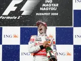 Heikki Kovalainen celebra su triunfo en Hungría. (REUTERS)