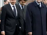 El presidente del Gobierno, José Luis Rodríguez Zapatero, y el presidente del PP, Mariano Rajoy, a su salida del tanatorio. (Javier Etxezarreta / EFE).