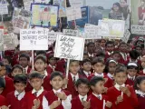 Un grupo de escolares se manifiesta contra los atentados de Bombay (AGENCIAS).