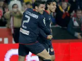El delantero argentino del Atlético Kun Agüero (dcha), y su compañero, el defensa griego Giourkas Seitaridis, celebran un gol.