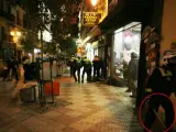 Un policía con una porra extensible (en el círculo) en Montera. (FOTO: Maltrato policial Madrid)