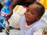 Un bebé recibe tratamiento para el cólera en un hospital de campaña. (EFE).