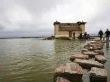 Un grupo de turistas abandona uno de los observatorios de aves en una de las lagunas de Villaf&aacute;fila. (ICAL)