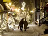 <strong>Postal navide&ntilde;a.</strong> La calle Petit-Champlain de Quebec, decorada por Navidad.