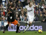 El centrocampista del Madrid Robben (d) avanza con el balón ante la oposición del defensa del Valencia Marchena (i). (EFE)