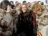 La ministra de Defensa, Carme Chacón, posa con un grupo de militares en la base de Herat (oeste de Afganistán).