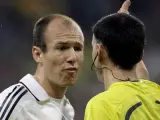 Arjen Robben, extremo del Real Madrid, protestando a Bernandino González, árbitro del partido.
