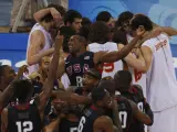 Los jugadores de España y Estados Unidos muestran sus emociones tras la final de baloncesto. (REUTERS)
