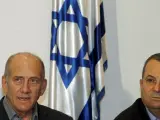 El primer ministro de Israel, Edhud Olmert, y el ministro de Exteriores, Ehud Barak, poco después del ataque de este sábado.
