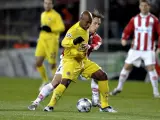 Marcos Senna del Villareal, (i), lucha por el balón con Andreas Johansson del Aalborg. (EFE)