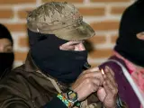 El 'subcomandante Marcos' enciende una pipa durante los actos del XV aniversario del alzamiento del EZLN. (REUTERS)