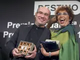 Maruja Torres posa junto al también periodista Gaspar Hernández tras ganar la 65º edición del Premio Nadal y el 41 Premio Josep Pla de narrativa.