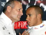 Ron Dennis y Lewis Hamilton, en el box de McLaren. (EFE)
