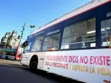 La polémica publicidad sobre la existencia de Dios, en un autobús. (ARCHIVO)