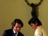 José María Aznar conversa con la ex presidenta del PP del País Vasco María San Gil en la Universidad Católica de Chile (EFE).