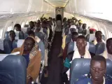 Los inmigrantes gambianos repatriados, durante el vuelo