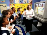Una profesora juega con su alumnos al 'Wii Music'.