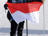 Alberto de Mónaco se dispone a clavar la bandera de su país en el Polo Sur (EFE).