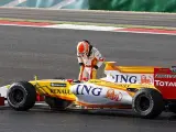 Nelsinho Piquet abandona su Renault R29 tras quedarse tirado en el circuito de Portimao.