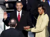 Barack Obama ya ha jurado como presidente número 44 de los EE UU frente al presidente del Supremo, John Roberts, con la presencia de Michelle Obama a su lado.