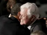 Edward Kennedy y Barack Obama se abrazan después de la toma de posesión de este (REUTERS).
