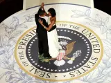 El presidente estadounidense, Barack Obama, y la primera dama, Michelle, inauguran el baile en Washington.
