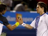 El tenista alemán Tommy Haas (d) felicita al español Rafa Nadal tras su victoria. (EFE)